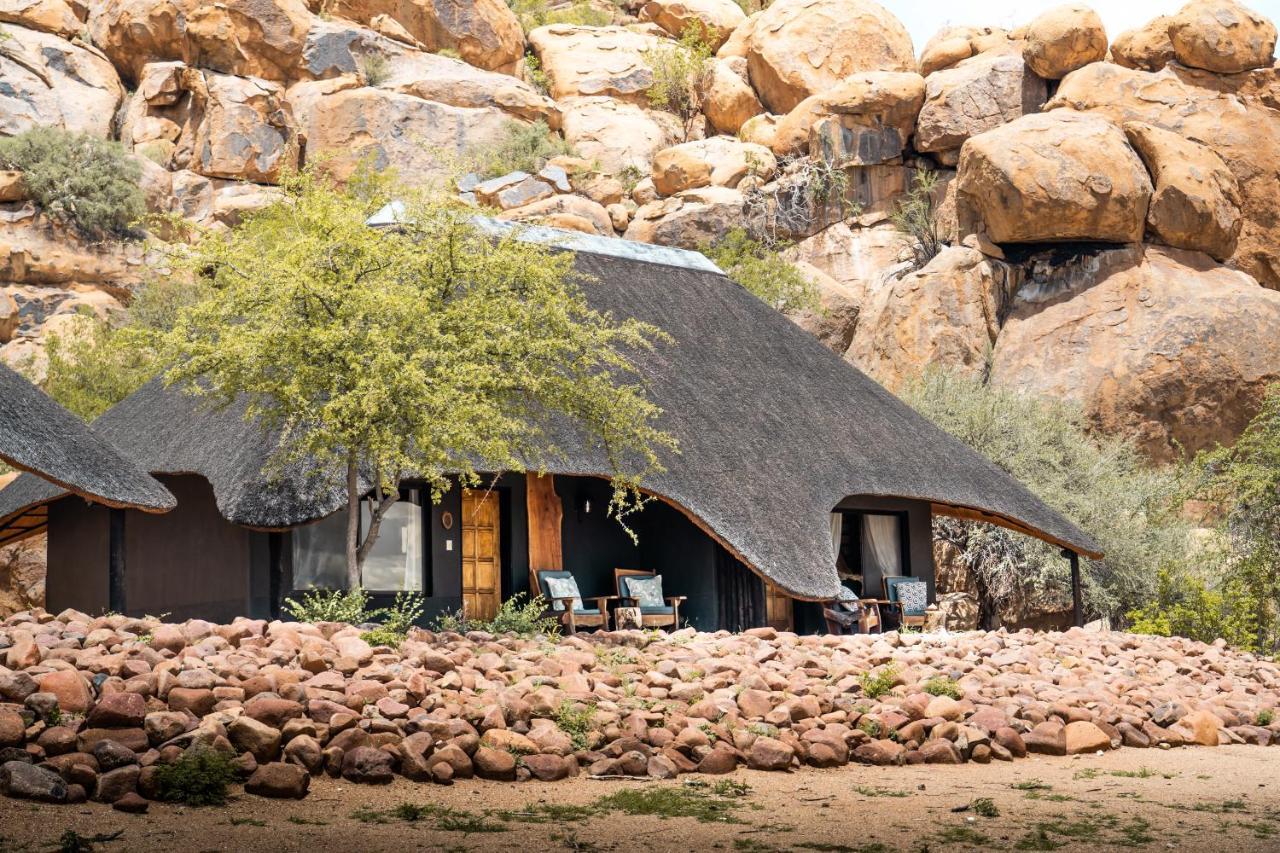 Ai Aiba - The Rock Painting Lodge Omaruru Exterior photo
