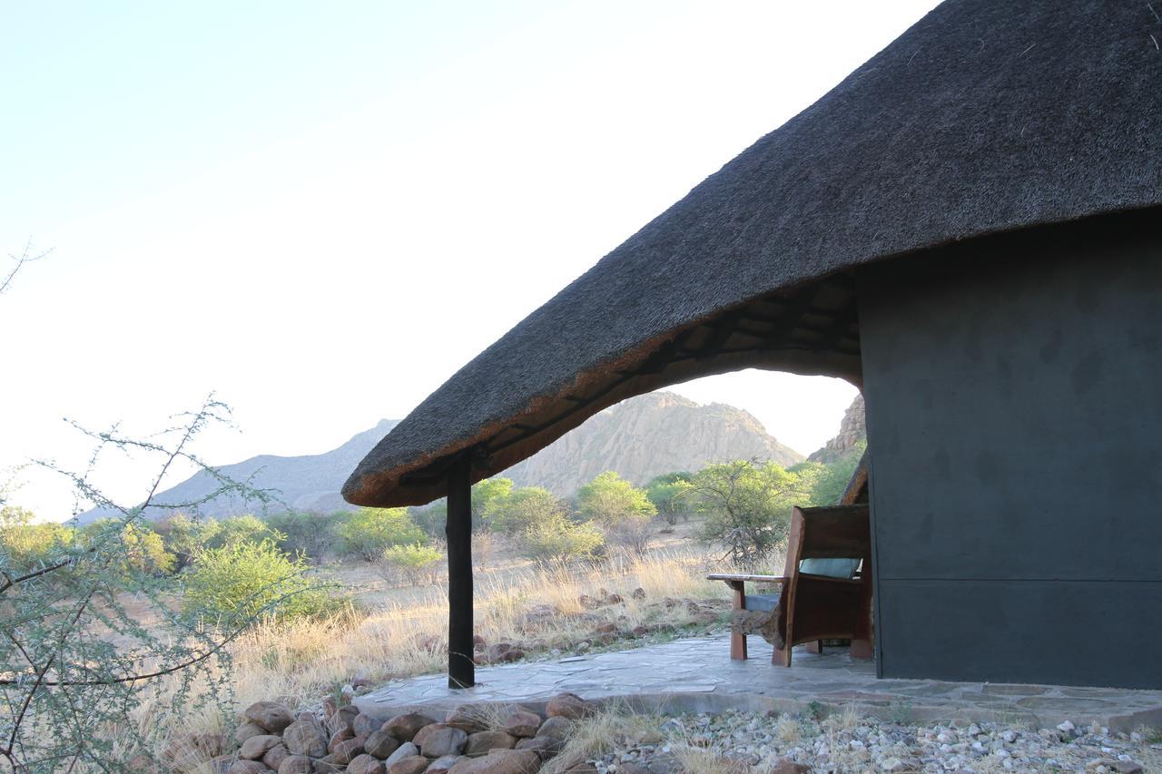 Ai Aiba - The Rock Painting Lodge Omaruru Exterior photo